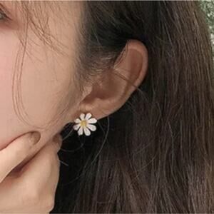 Sterling Silver Daisy Floral Earrings Studs